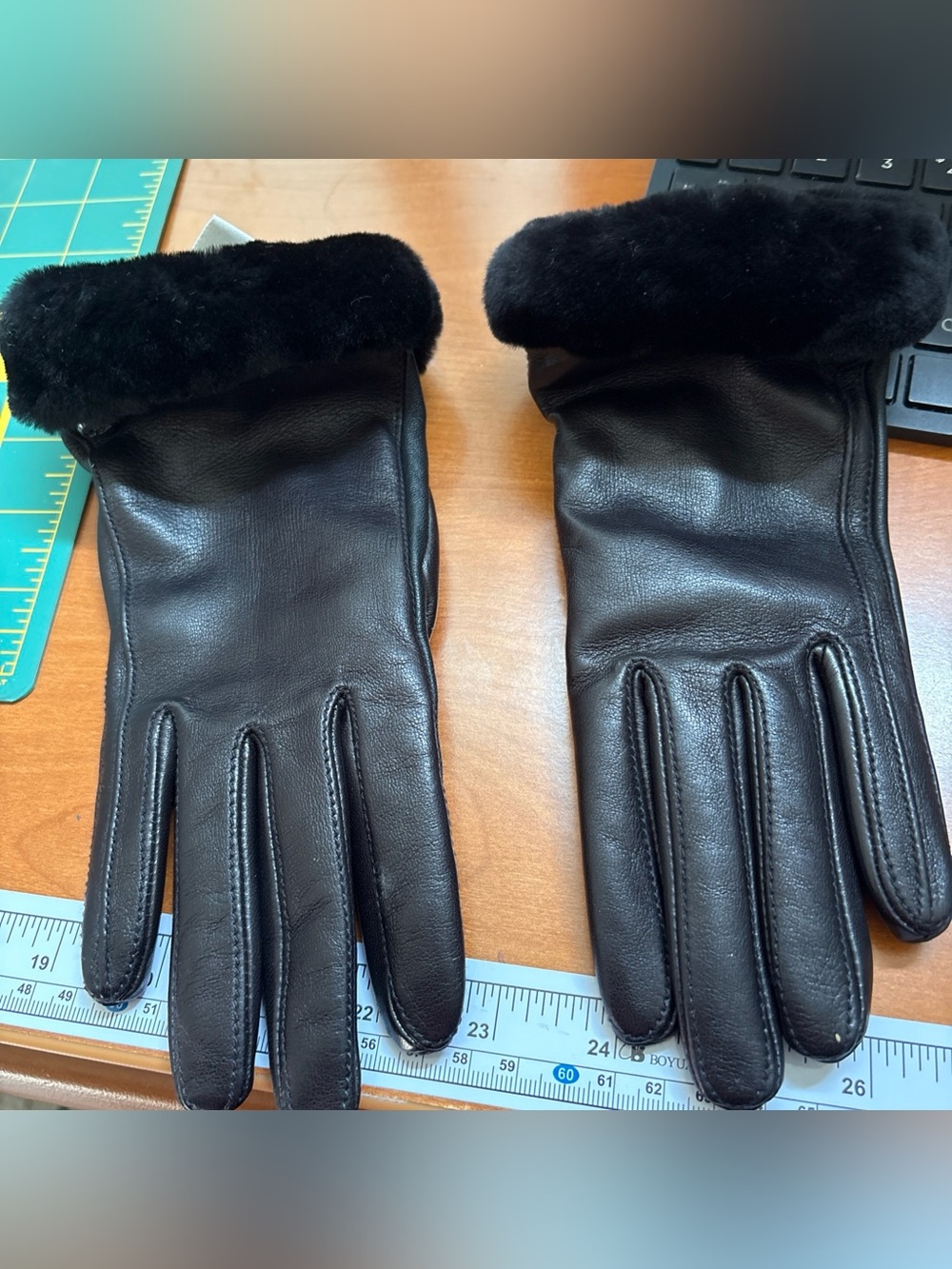 UGG Black Wrist Genuine Leather Gloves
Size Medium Not Touchscreen compatible
